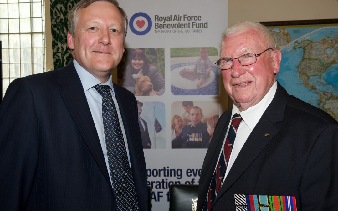 Kevan_Jones_MP_with_Harry_Irons_DFC_Bomber_Command_Rear_Gunner_2.jpg